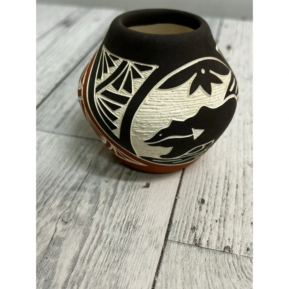 DM Pasquale Laguna Acoma Signed Pottery‎ Vase Bear. New Mexico 3.5